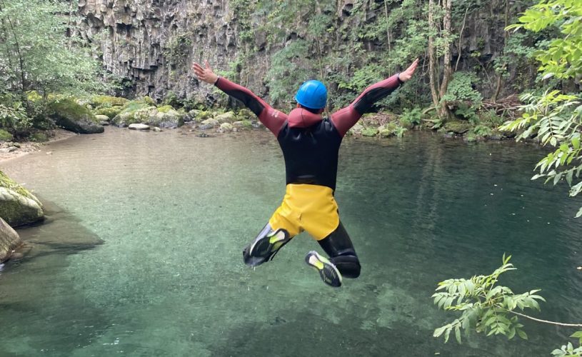 Saut joyeux dan l’eau turquoise émeraude