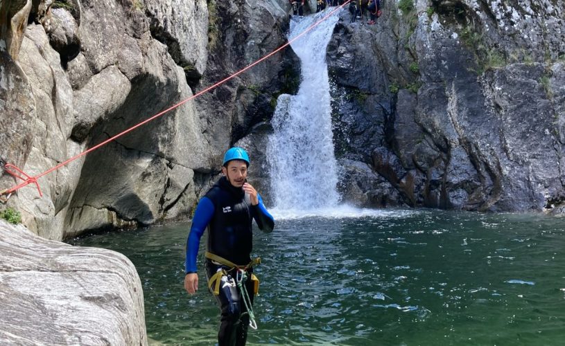 Saut et tyrolienne à la cascade