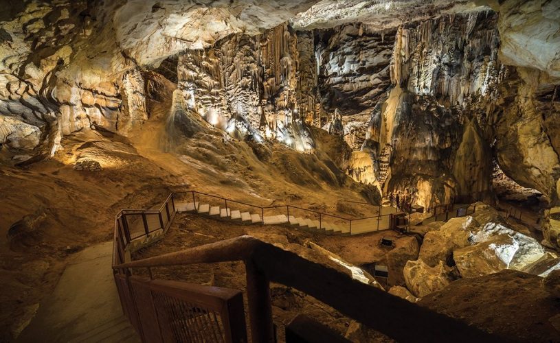 Salle de la Cathédrale de la Grotte Saint-Marcel