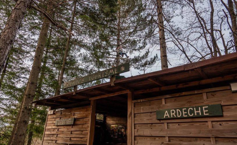 Jaujac – Accrobranche accroche toi aux branches – cabane accueil ©sourcesetvolcans