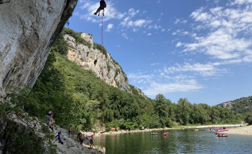 Escalade au dessus de l’Ardèche à Vallon Pont d’Arc